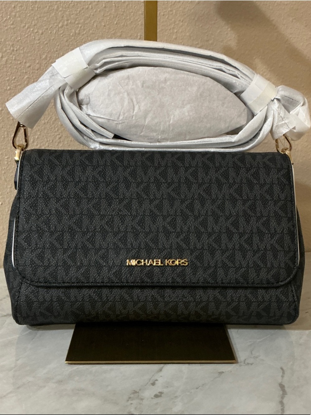 Michael Kors Black MK Logo Crossbody with Gold Hardware. Absolutely Gorgeous 🤩